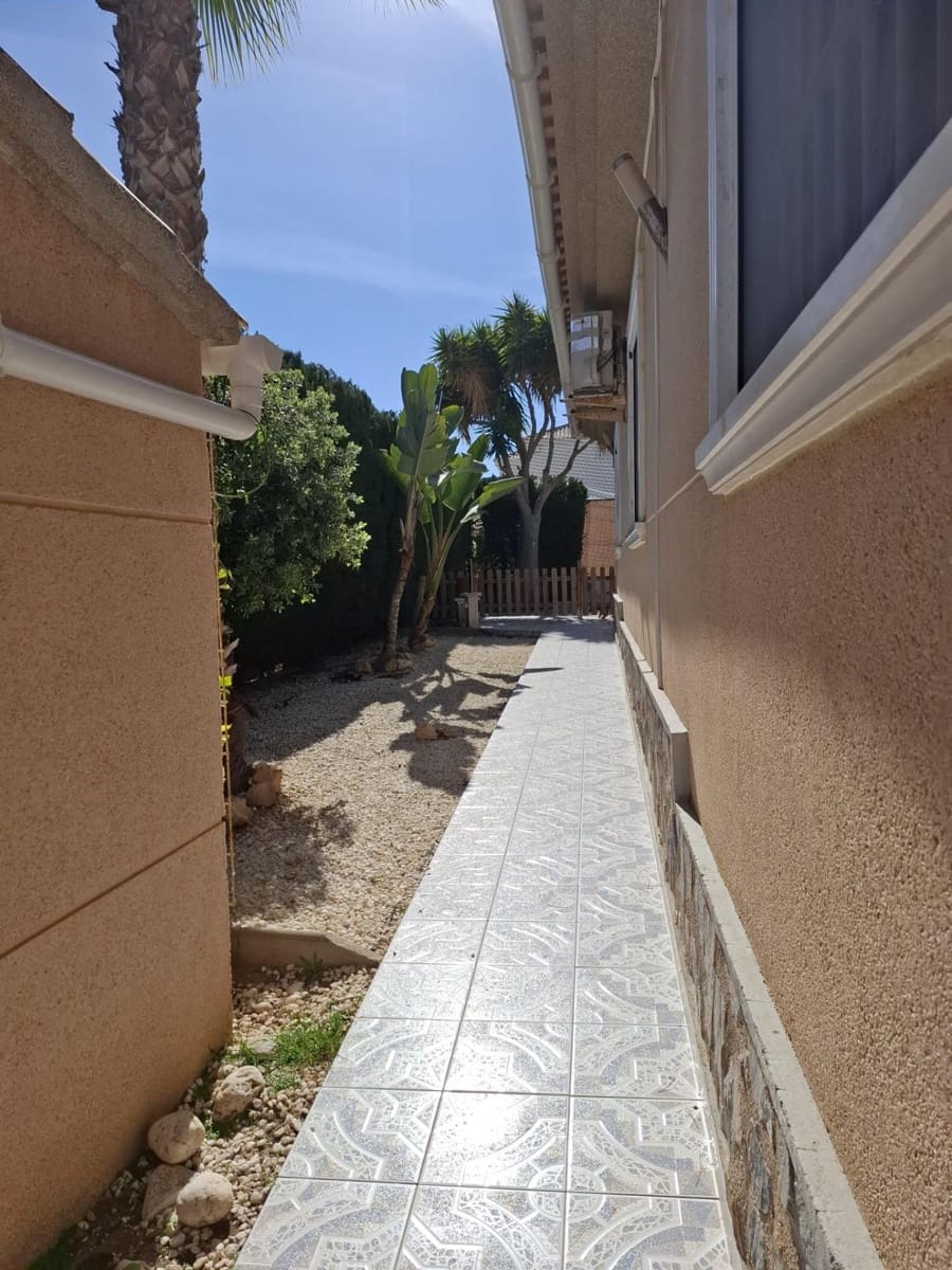 3 makuuhuone Huvila myytävänä paikassa Torrevieja mukana uima-altaan - 314 995 € (Ref: 9128534)