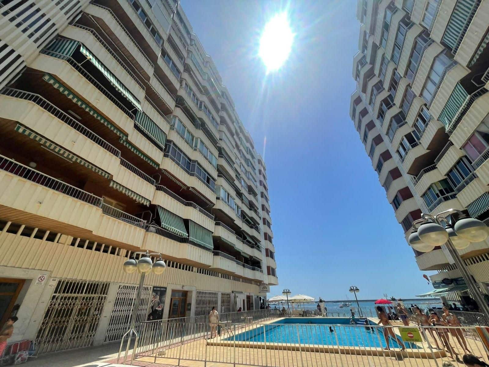 Apartamento de 3 habitaciones en Torrevieja en venta con piscina - 239.000 € (Ref: 9189668)