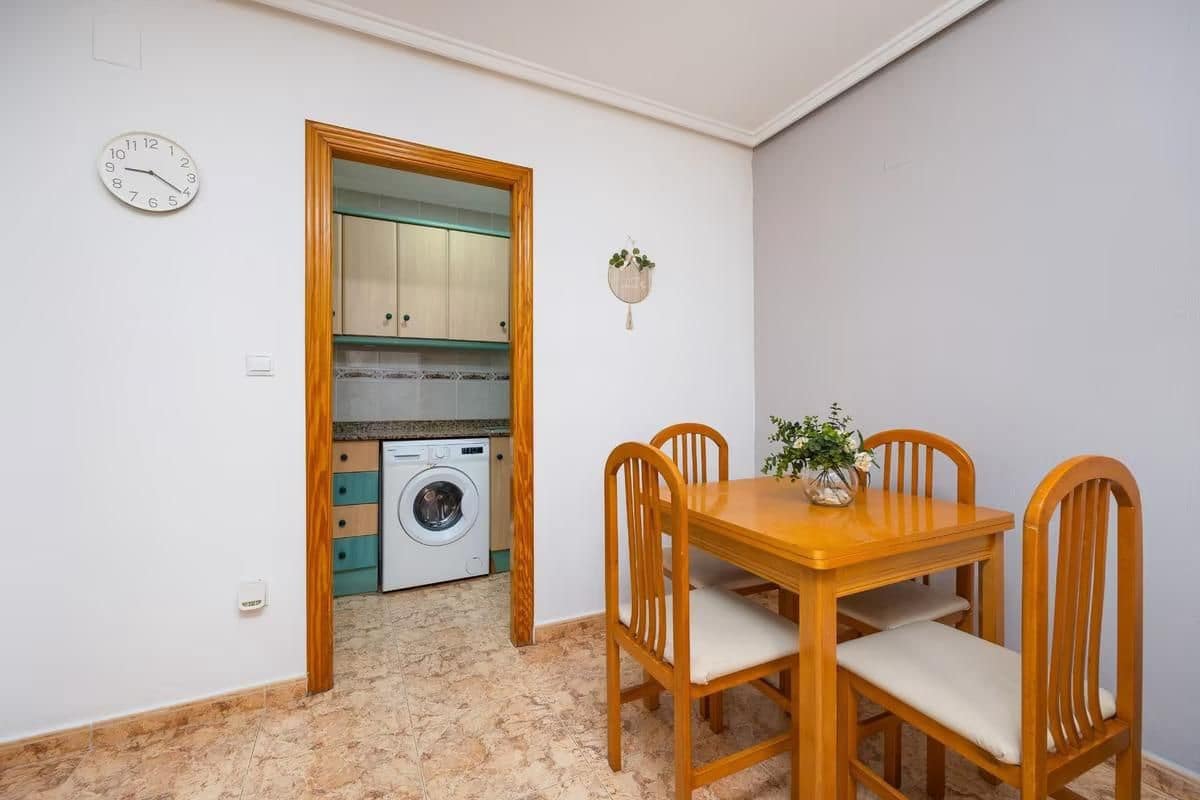 Apartamento de 2 habitaciones en Torrevieja en venta con piscina - 122.260 € (Ref: 9197919)