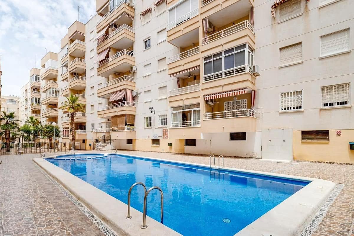 Apartamento de 2 habitaciones en Torrevieja en venta con piscina - 122.260 € (Ref: 9197919)