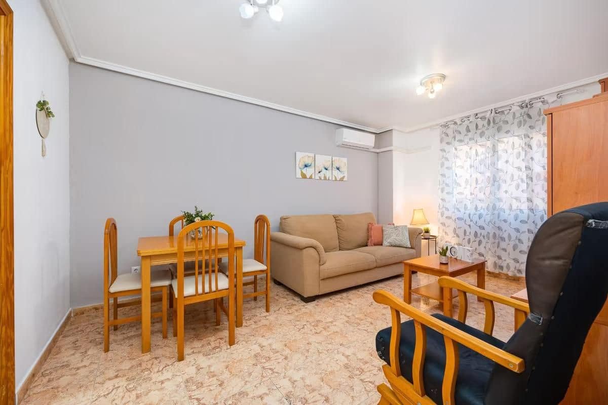 Apartamento de 2 habitaciones en Torrevieja en venta con piscina - 122.260 € (Ref: 9197919)