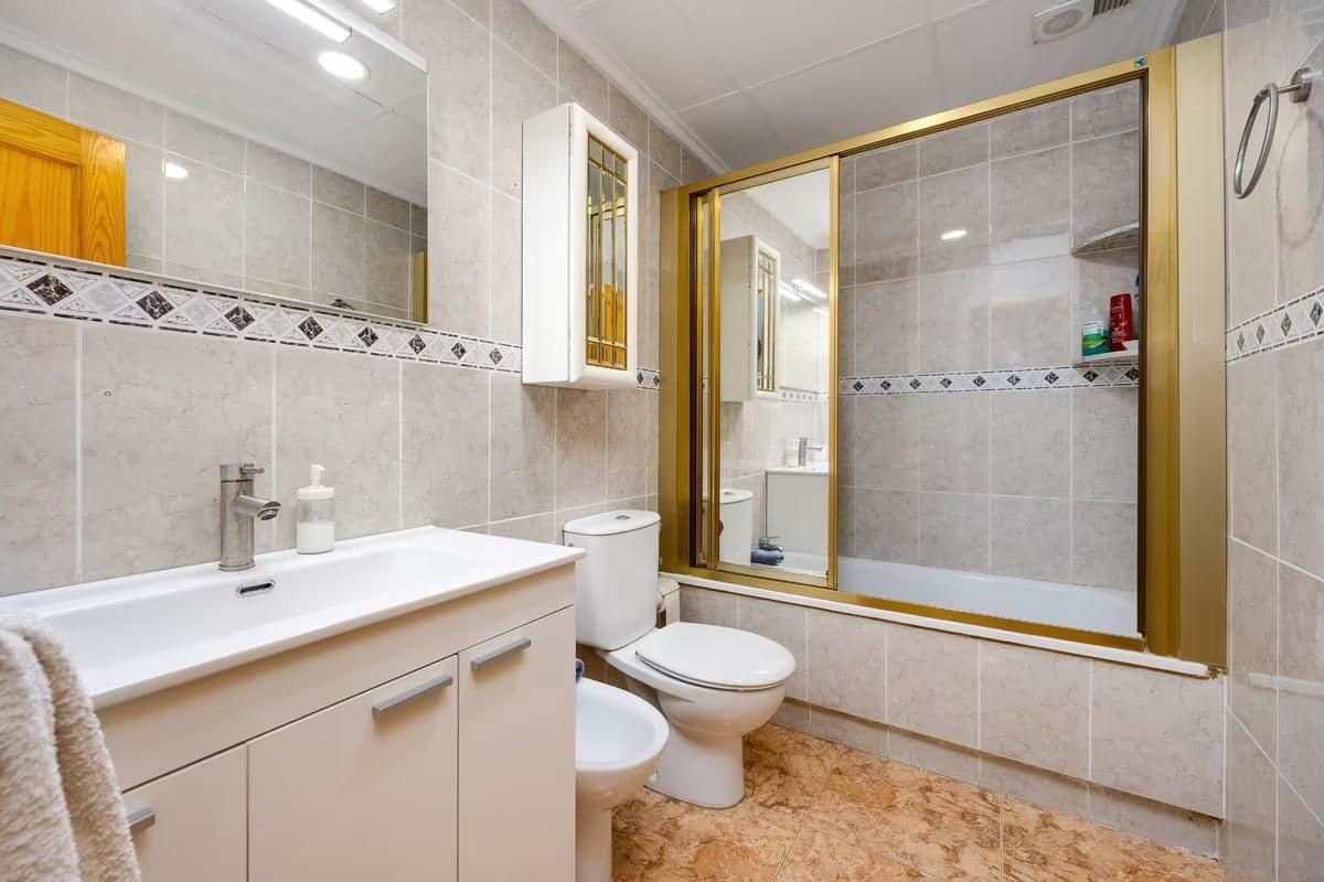 Apartamento de 2 habitaciones en Torrevieja en venta con piscina - 122.260 € (Ref: 9197919)