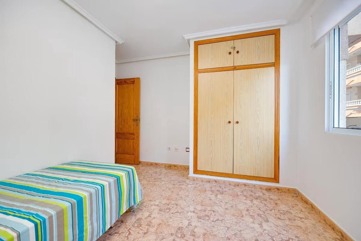 Apartamento de 2 habitaciones en Torrevieja en venta con piscina - 122.260 € (Ref: 9197919)