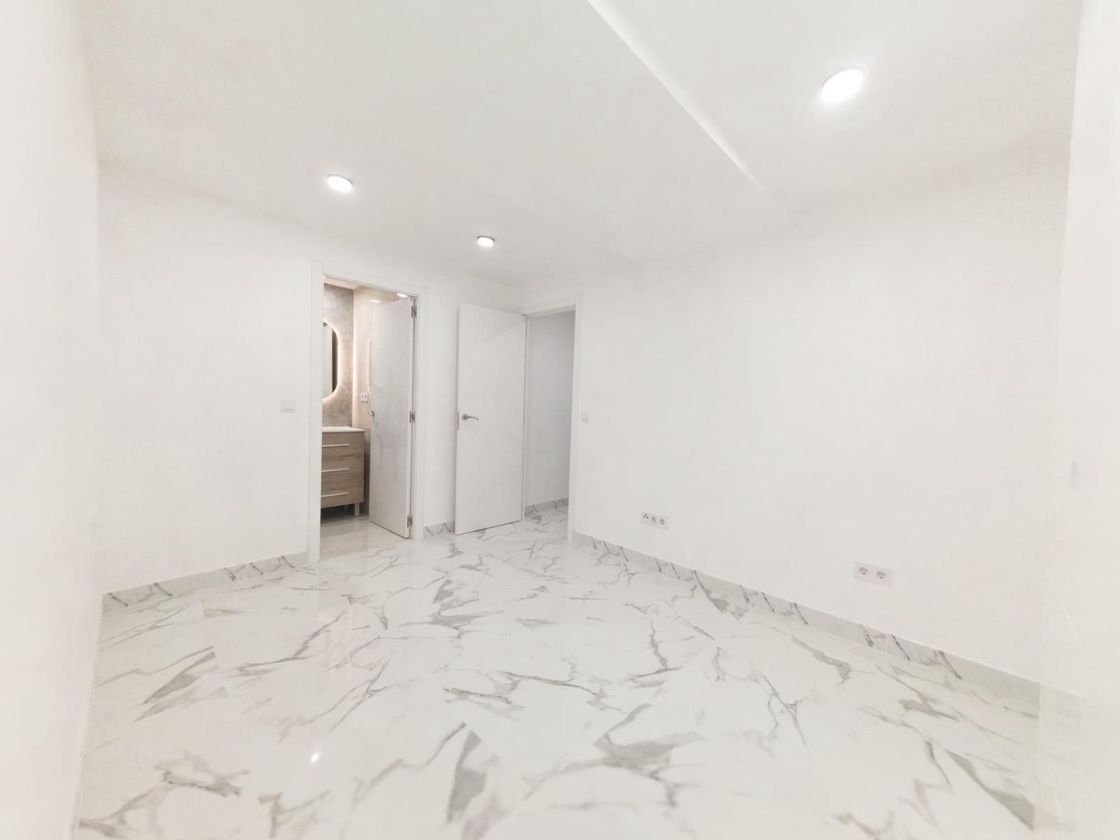 3 soveværelse Strandlejlighed til salg i Torrevieja med garage - € 209.000 (Ref: 9247139)