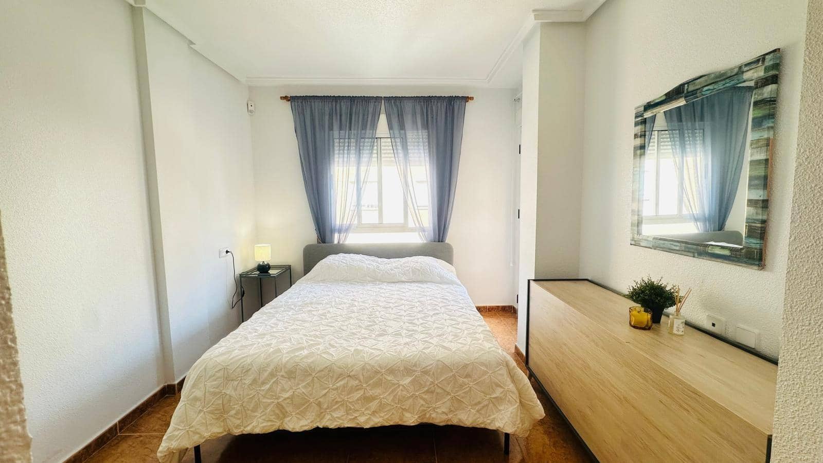 Piso de 2 habitaciones en Torrevieja en venta - 129.000 € (Ref: 9248291)