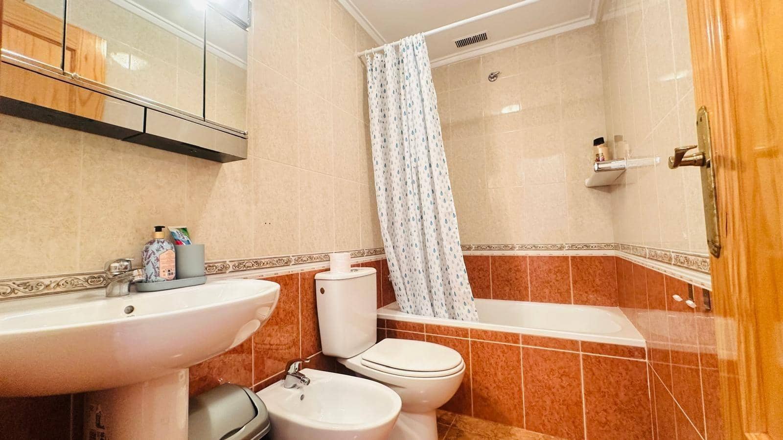 Piso de 2 habitaciones en Torrevieja en venta - 129.000 € (Ref: 9248291)