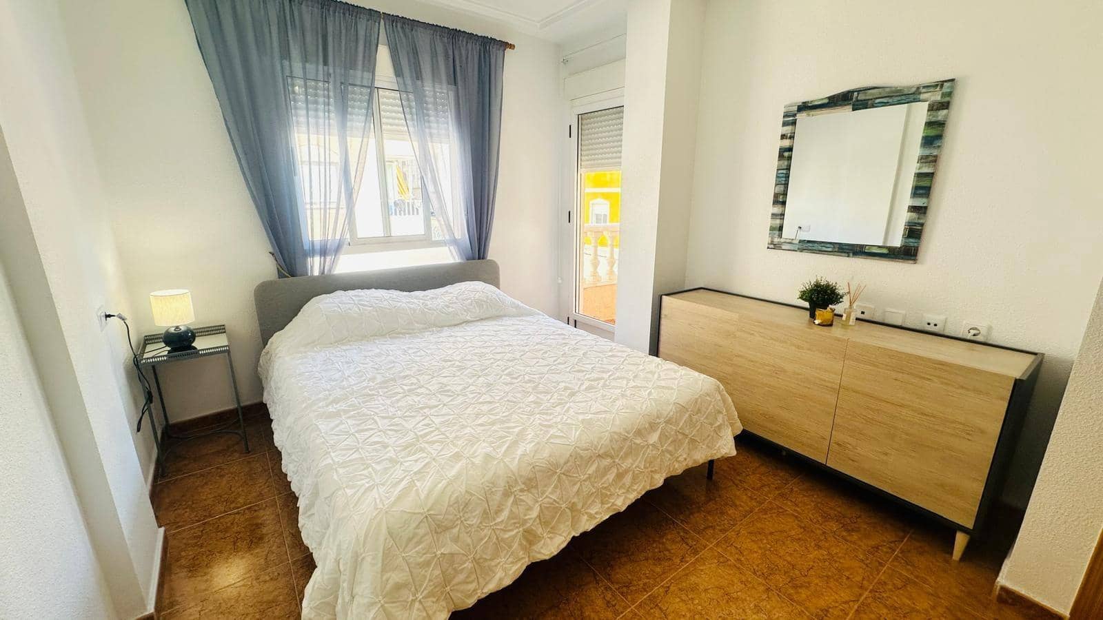 Piso de 2 habitaciones en Torrevieja en venta - 129.000 € (Ref: 9248291)