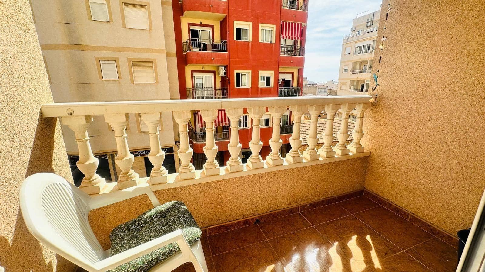Piso de 2 habitaciones en Torrevieja en venta - 129.000 € (Ref: 9248291)