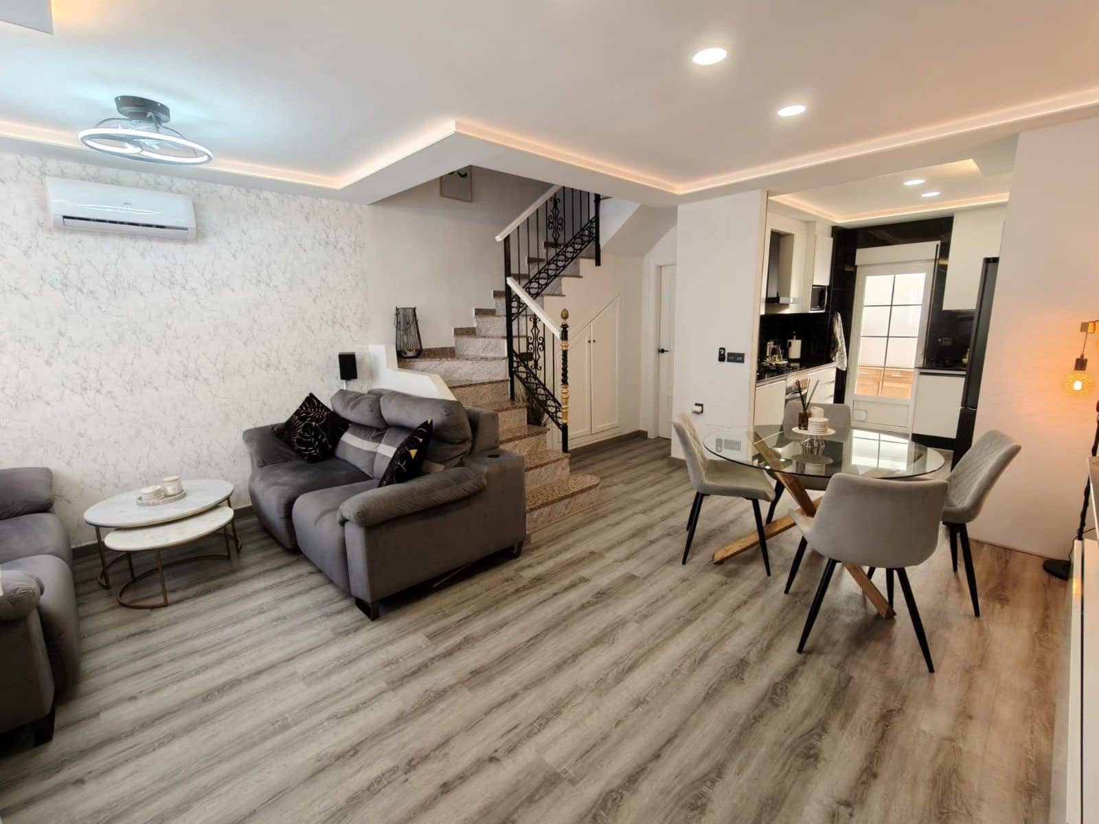 3 makuuhuone Omakotitalo myytävänä paikassa Orihuela Costa mukana uima-altaan 
autotalli - 269 000 € (Ref: 9265450)