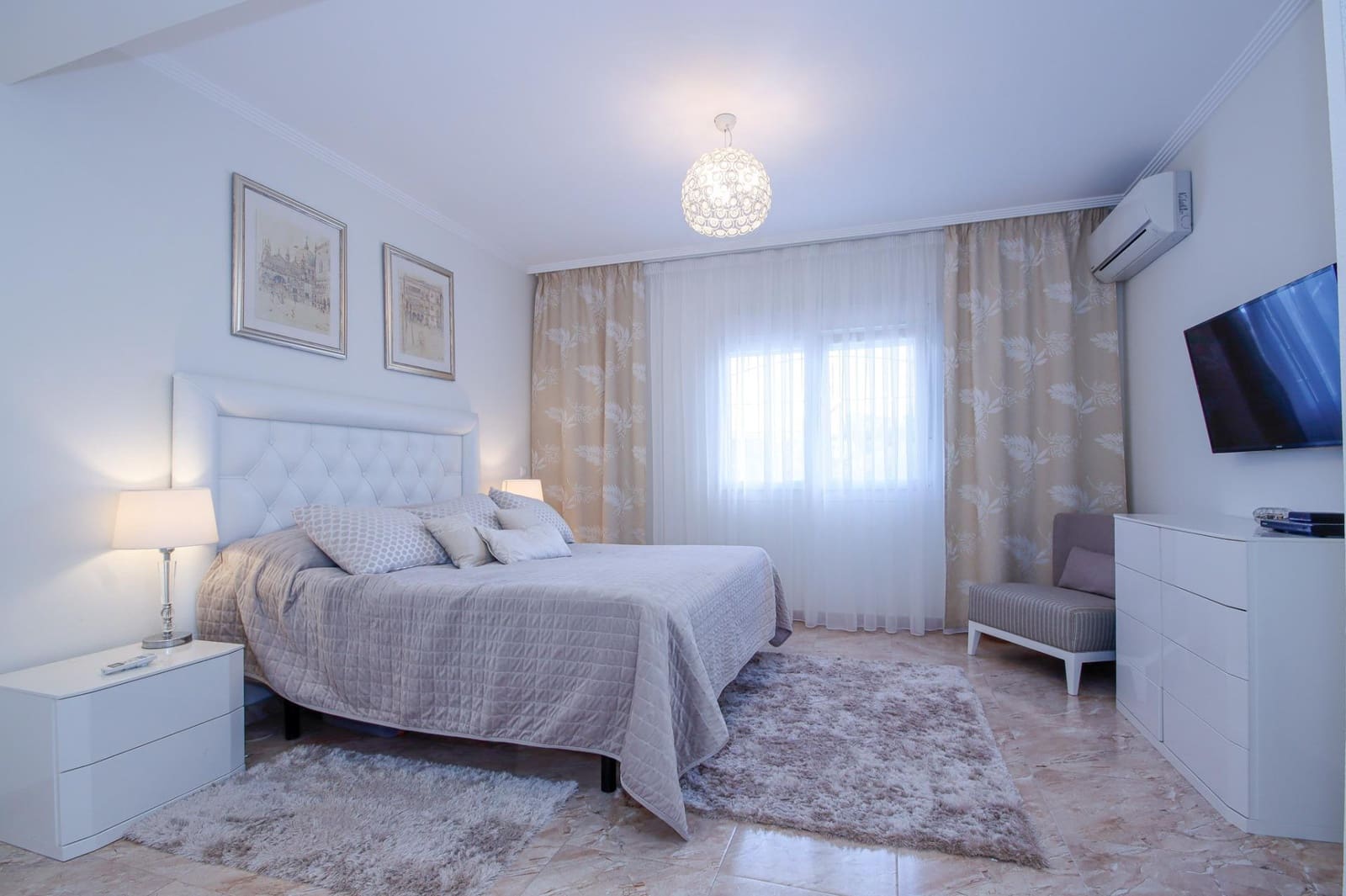 6 sypialnia Willa na sprzedaż w Torrevieja z basenem garażem - 930 000 € (Ref: 9318019)