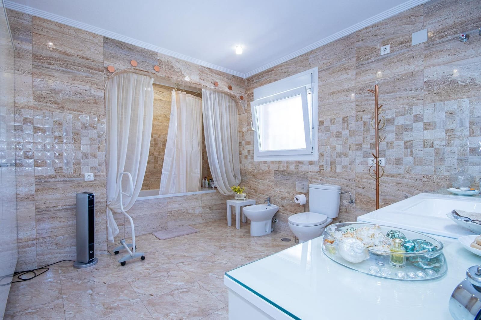 6 sypialnia Willa na sprzedaż w Torrevieja z basenem garażem - 930 000 € (Ref: 9318019)