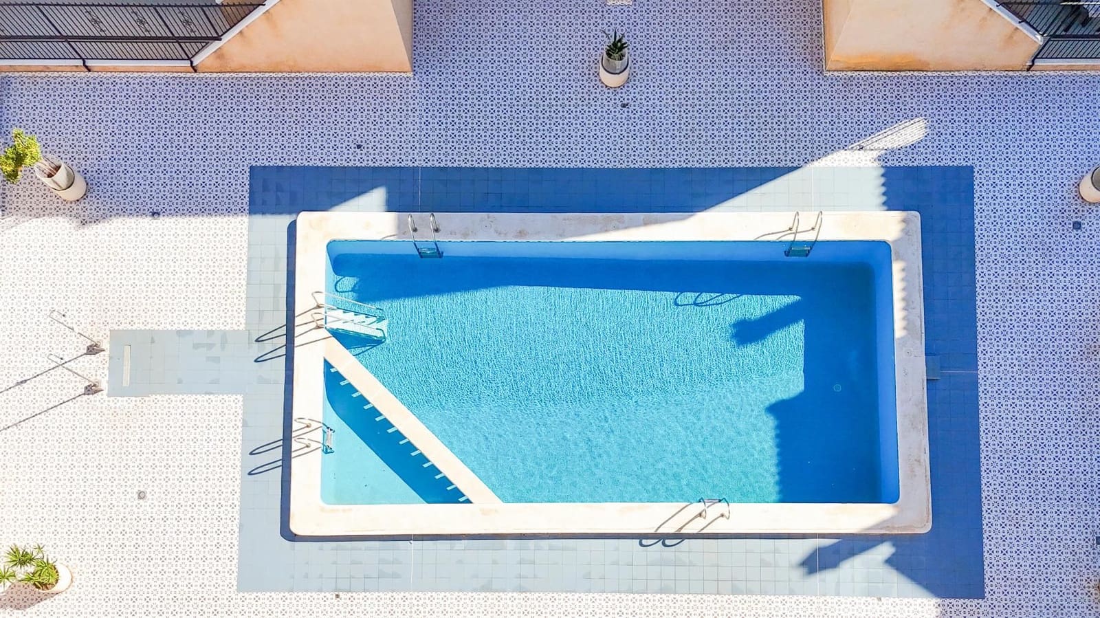 2 soveværelse Bungalow til salg i Torrevieja med swimmingpool - € 139.900 (Ref: 9413996)