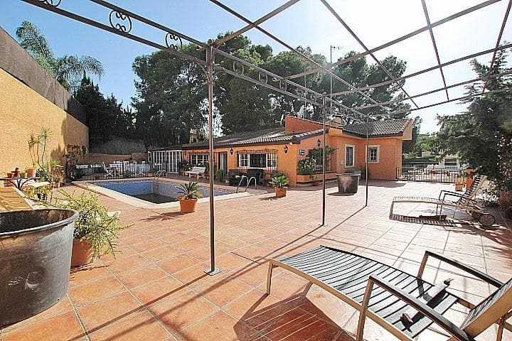 Chalet de 6 habitaciones en La Siesta en venta con piscina garaje - 440.000 € (Ref: 9416058)