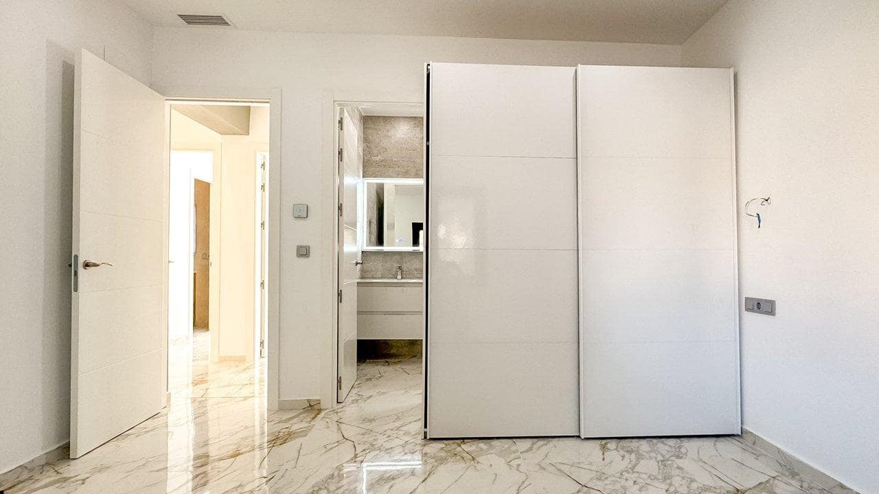 4 slaapkamer Villa te koop in Torrevieja met zwembad garage - € 995.000 (Ref: 9420017)