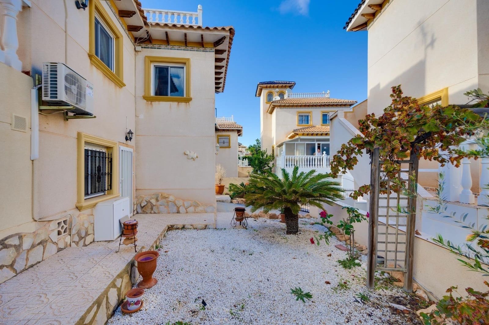 4 bedroom Villa for sale in Playa Flamenca with garage - € 315,000 (Ref: 9436110)