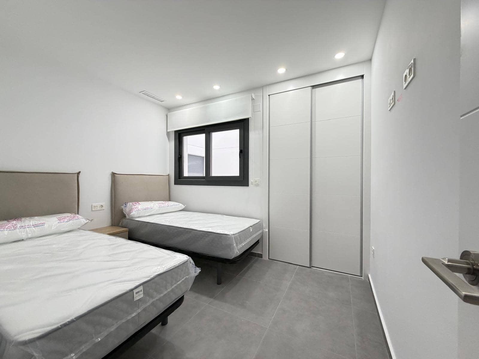 3 makuuhuone Huoneisto myytävänä paikassa Torrevieja mukana uima-altaan 
autotalli - 349 000 € (Ref: 9520892)