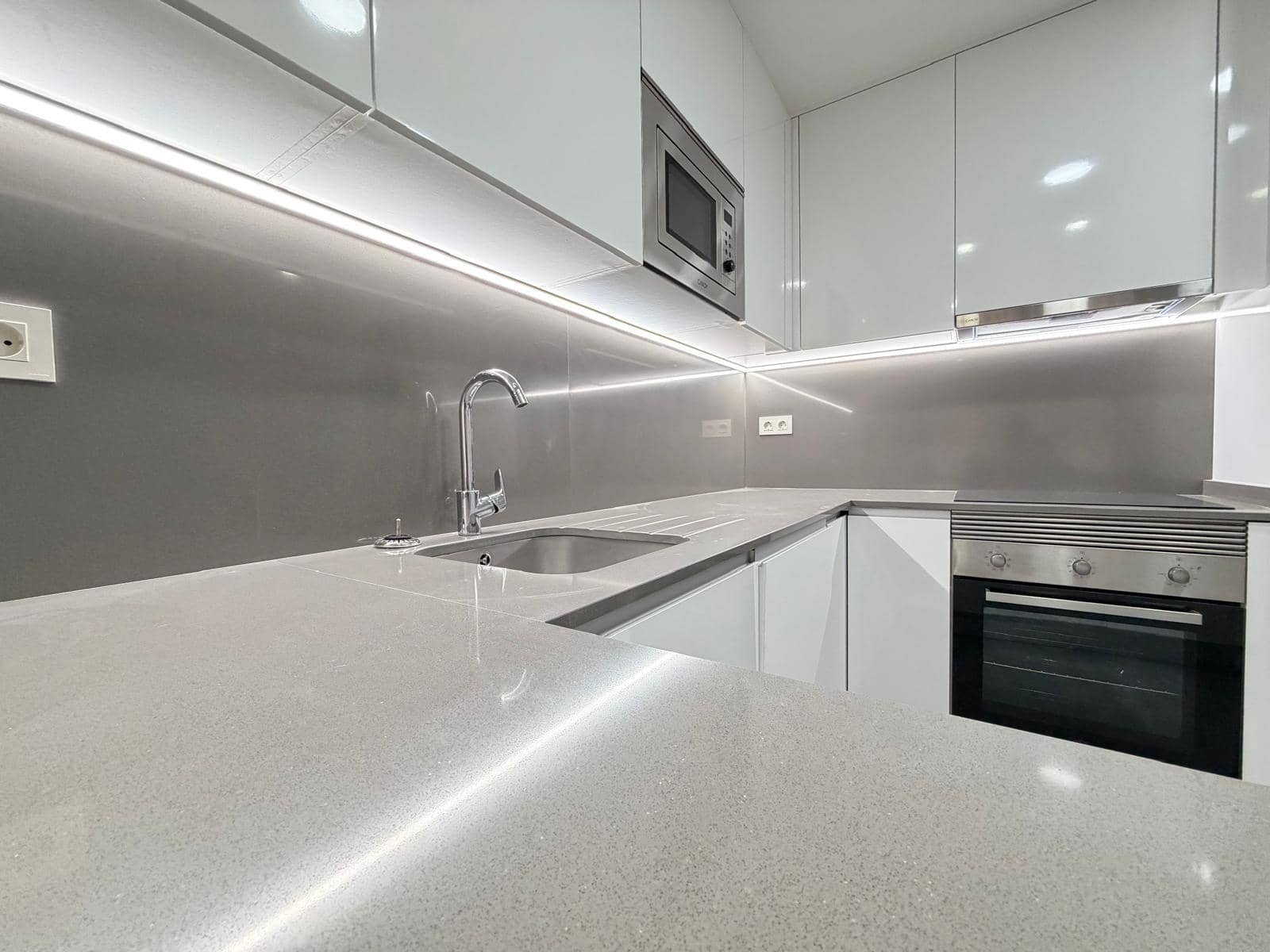 3 makuuhuone Huoneisto myytävänä paikassa Torrevieja mukana uima-altaan 
autotalli - 349 000 € (Ref: 9520892)