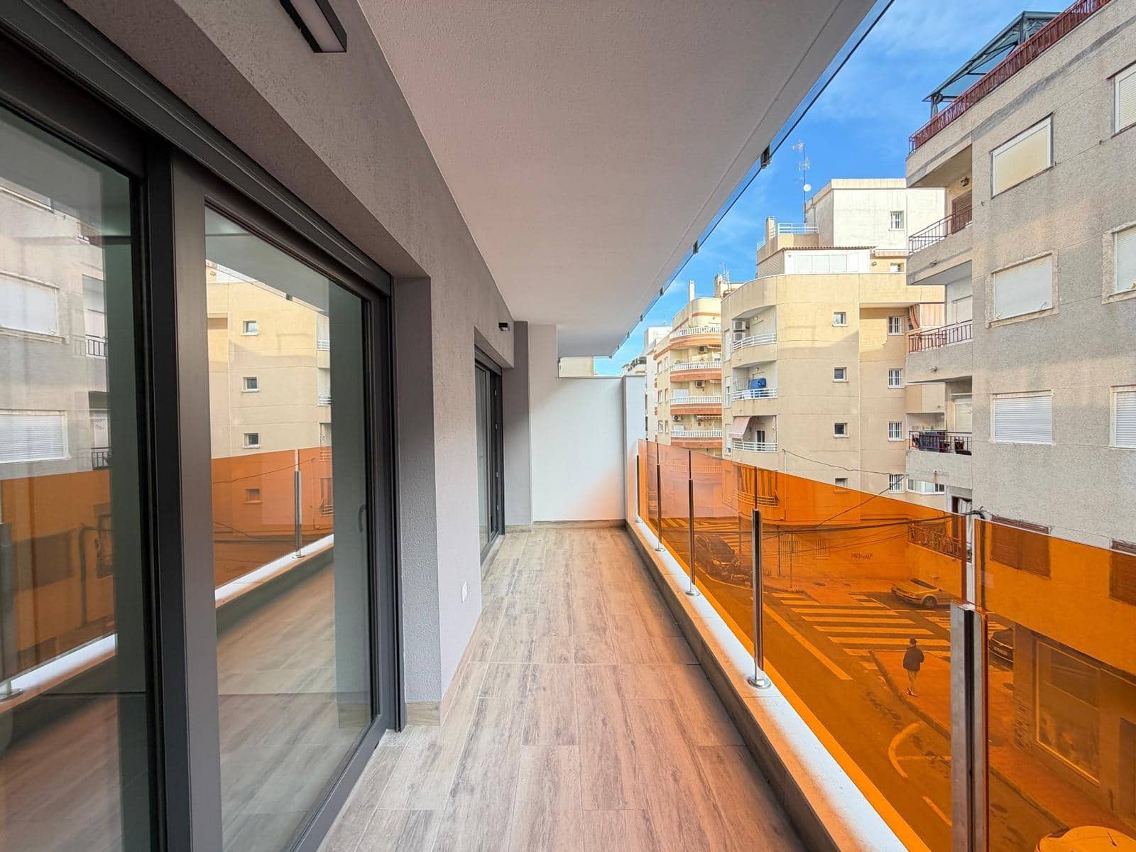 3 makuuhuone Huoneisto myytävänä paikassa Torrevieja mukana uima-altaan 
autotalli - 349 000 € (Ref: 9520892)