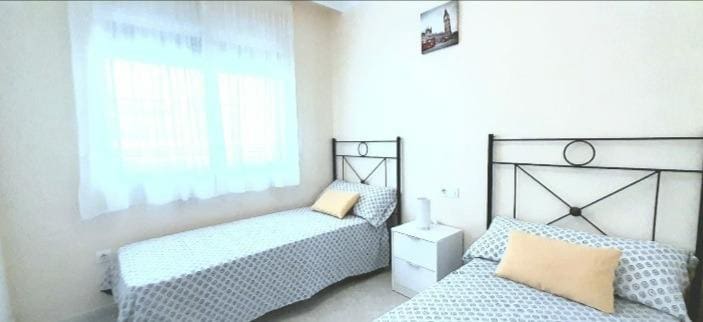 2 slaapkamer Appartement te huur in Villamartin met zwembad garage - € 750 (Ref: 9533976)