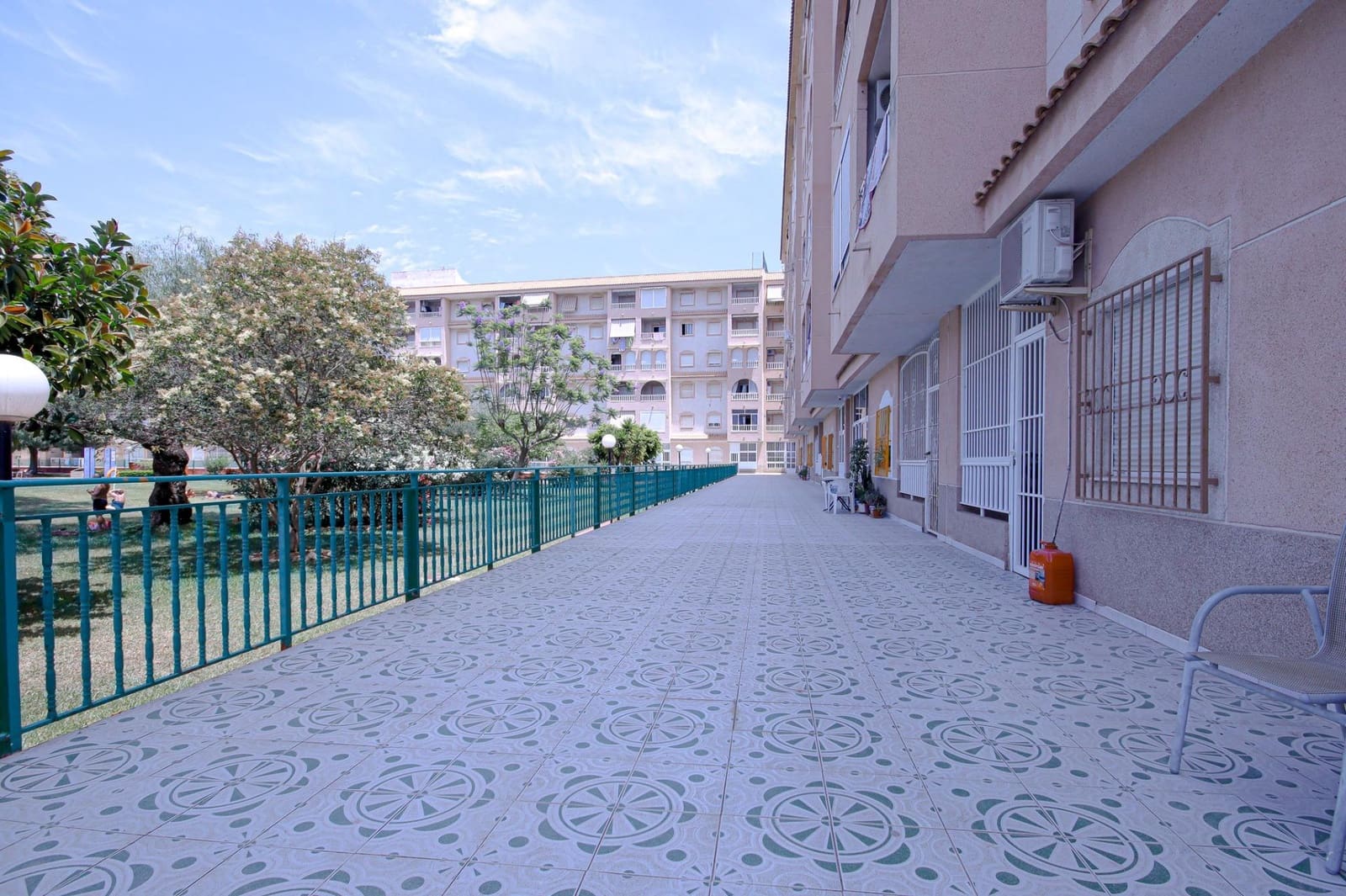 Apartamento de 2 habitaciones en Torrevieja en venta con piscina - 144.990 € (Ref: 9536100)