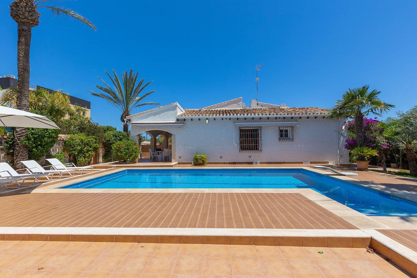 Chalet de 4 habitaciones en Orihuela Costa en venta con piscina - 749.900 € (Ref: 9558708)
