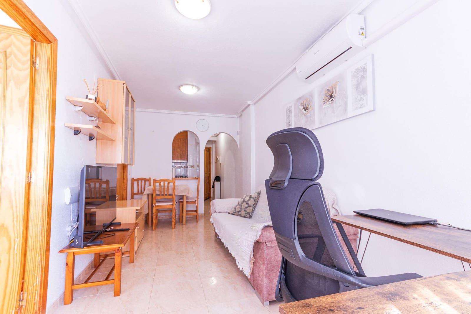 2 bedroom Apartment for rent in Torrevieja with pool - € 650 (Ref: 9591576)