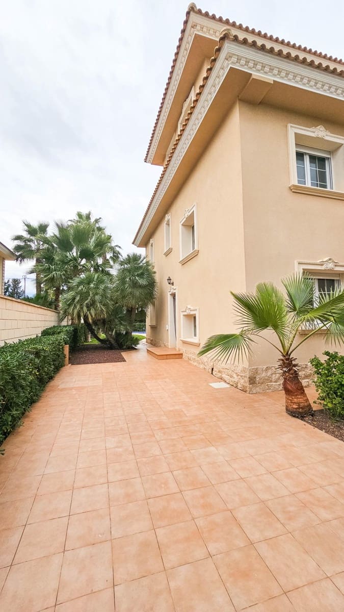 Chalet de 7 habitaciones en Cabo Roig en venta con piscina - 1.700.000 € (Ref: 9605208)