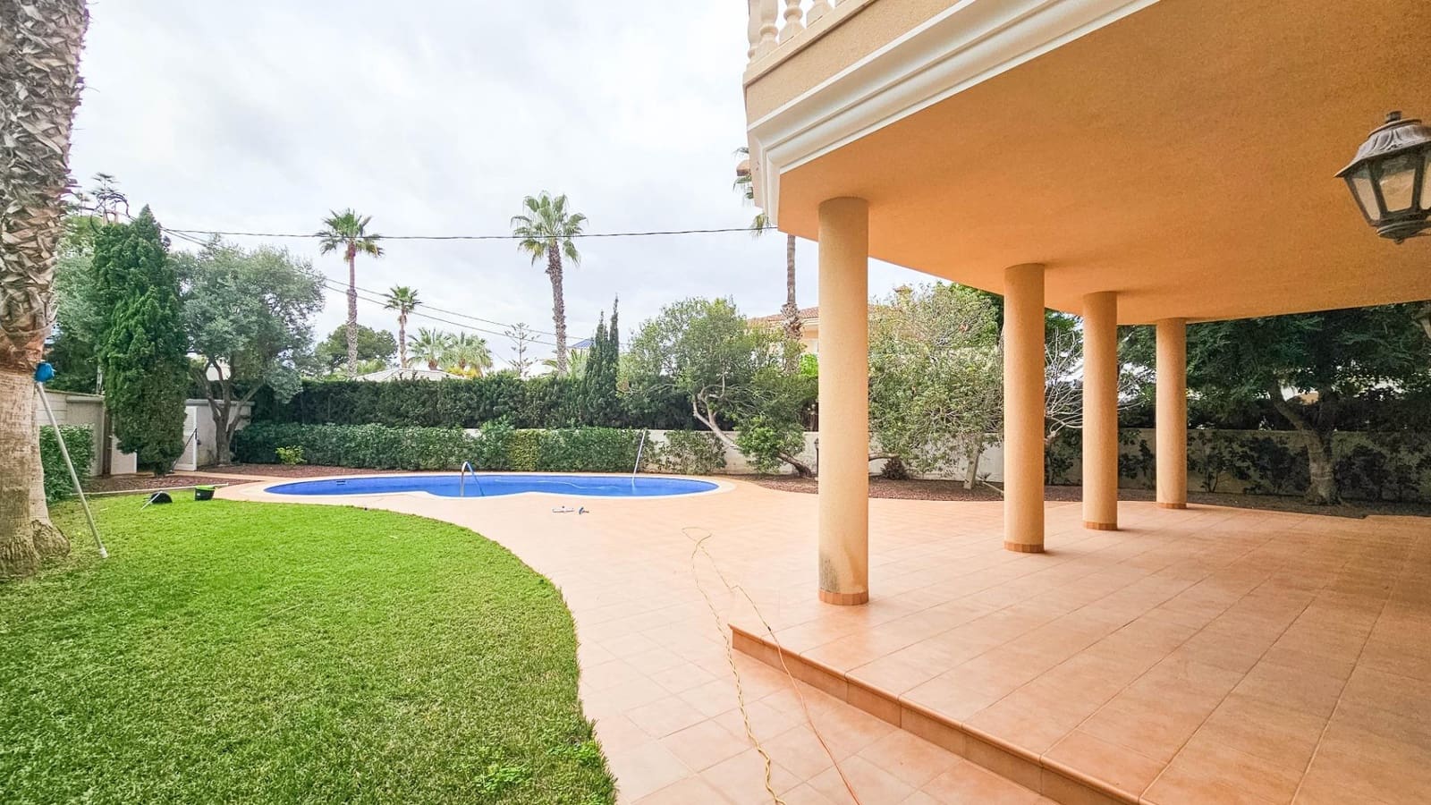 Chalet de 7 habitaciones en Cabo Roig en venta con piscina - 1.700.000 € (Ref: 9605208)