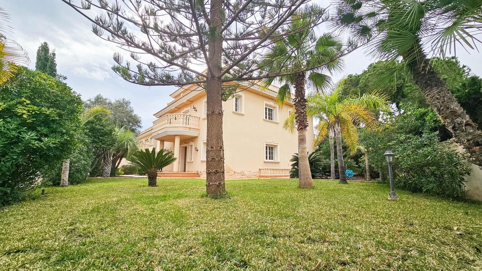 Chalet de 7 habitaciones en Cabo Roig en venta con piscina - 1.700.000 € (Ref: 9605208)