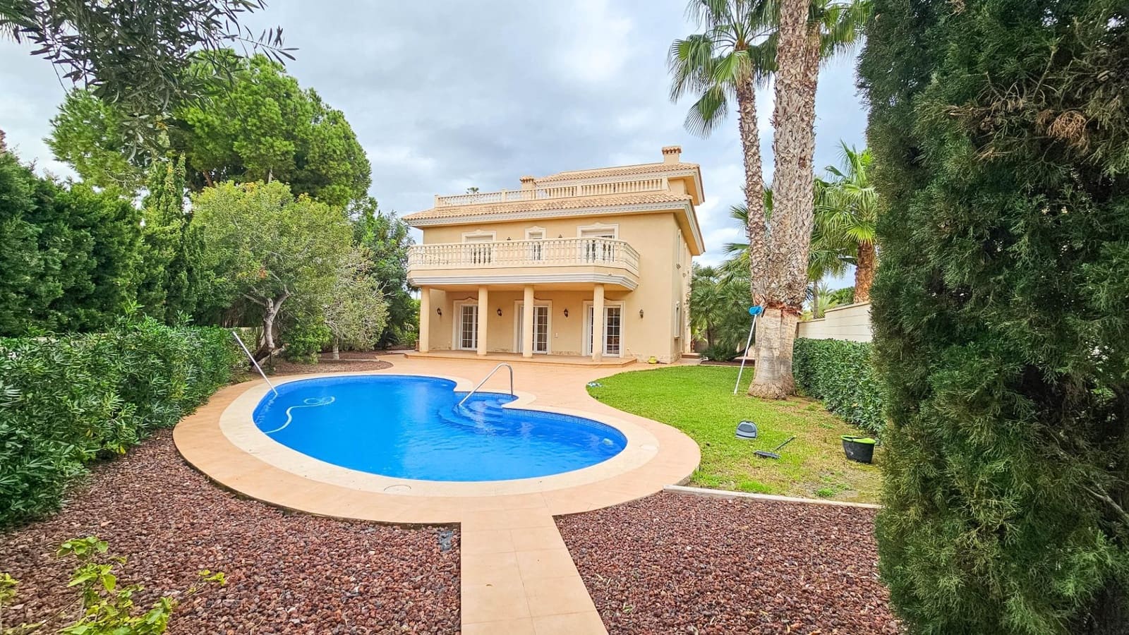 Chalet de 7 habitaciones en Cabo Roig en venta con piscina - 1.700.000 € (Ref: 9605208)