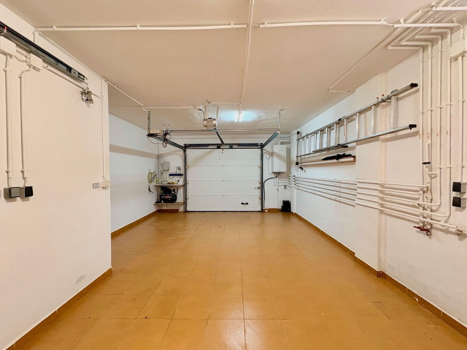 Chalet de 2 habitaciones en Villamartin en venta con piscina - 245.000 € (Ref: 9621838)