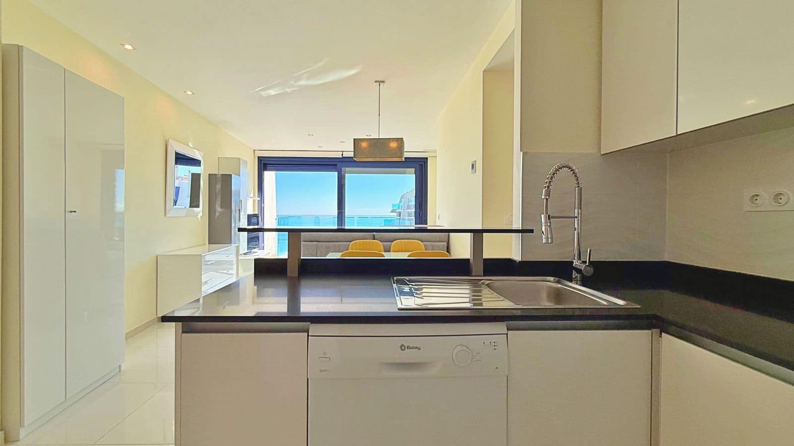 Ático de 2 habitaciones en Punta Prima en venta con piscina garaje - 715.000 € (Ref: 9639559)