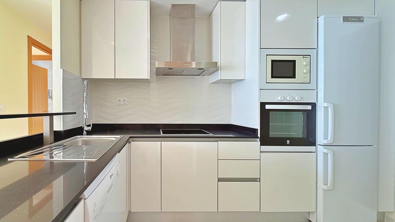 Ático de 2 habitaciones en Punta Prima en venta con piscina garaje - 715.000 € (Ref: 9639559)