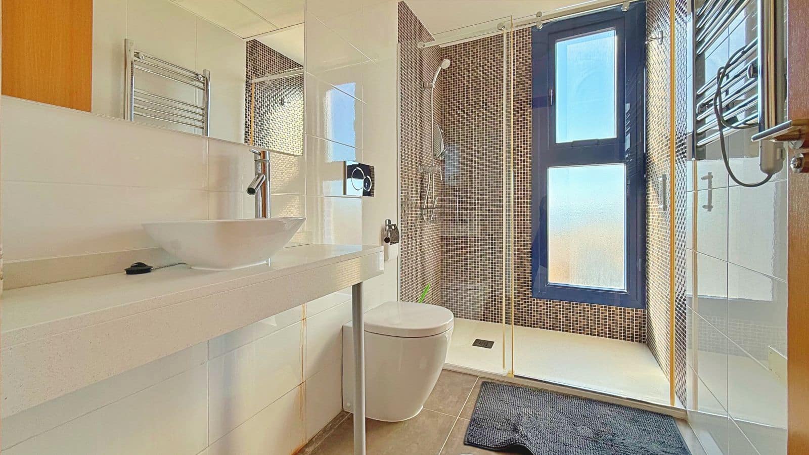 Ático de 2 habitaciones en Punta Prima en venta con piscina garaje - 715.000 € (Ref: 9639559)