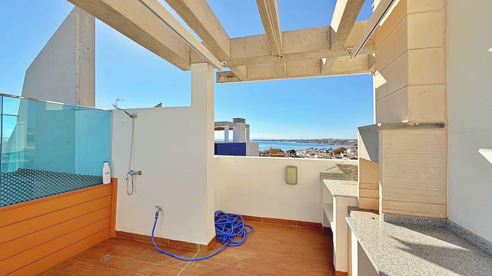 Ático de 2 habitaciones en Punta Prima en venta con piscina garaje - 715.000 € (Ref: 9639559)