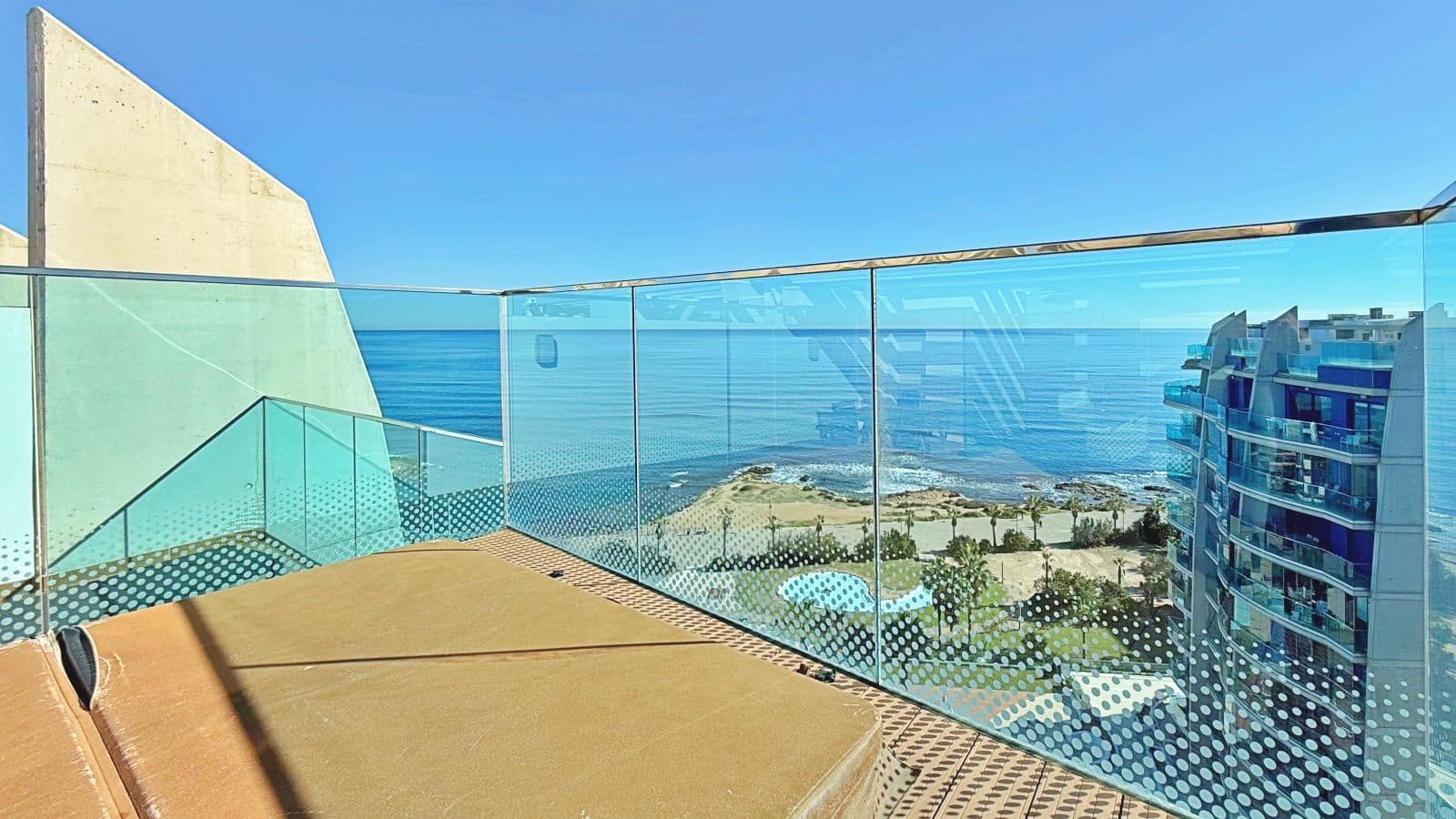 Ático de 2 habitaciones en Punta Prima en venta con piscina garaje - 715.000 € (Ref: 9639559)