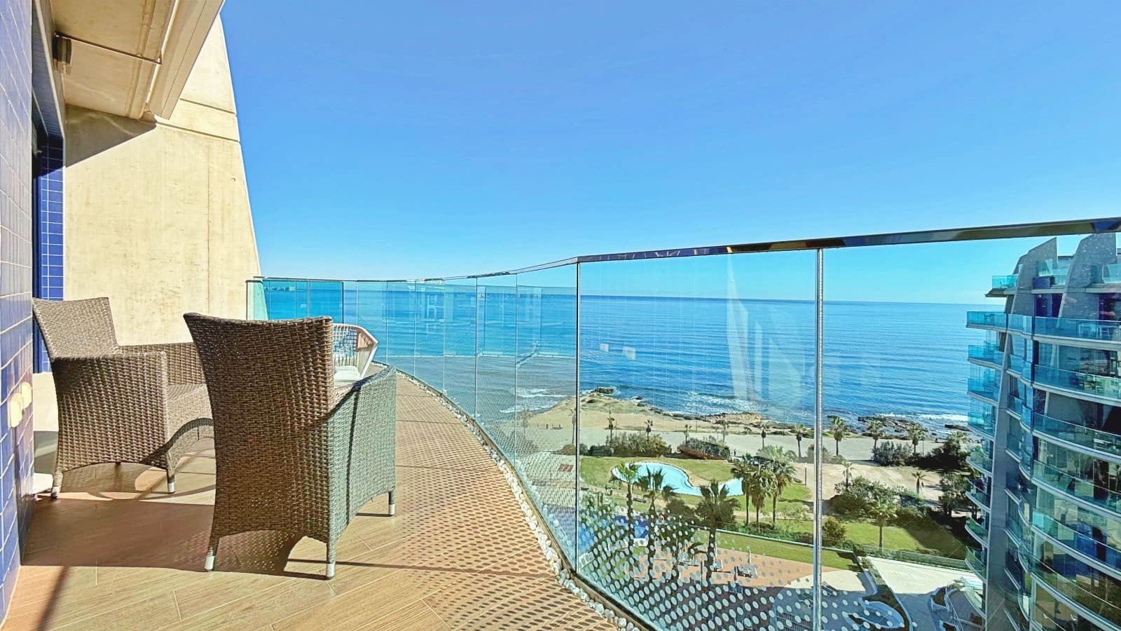 Ático de 2 habitaciones en Punta Prima en venta con piscina garaje - 715.000 € (Ref: 9639559)