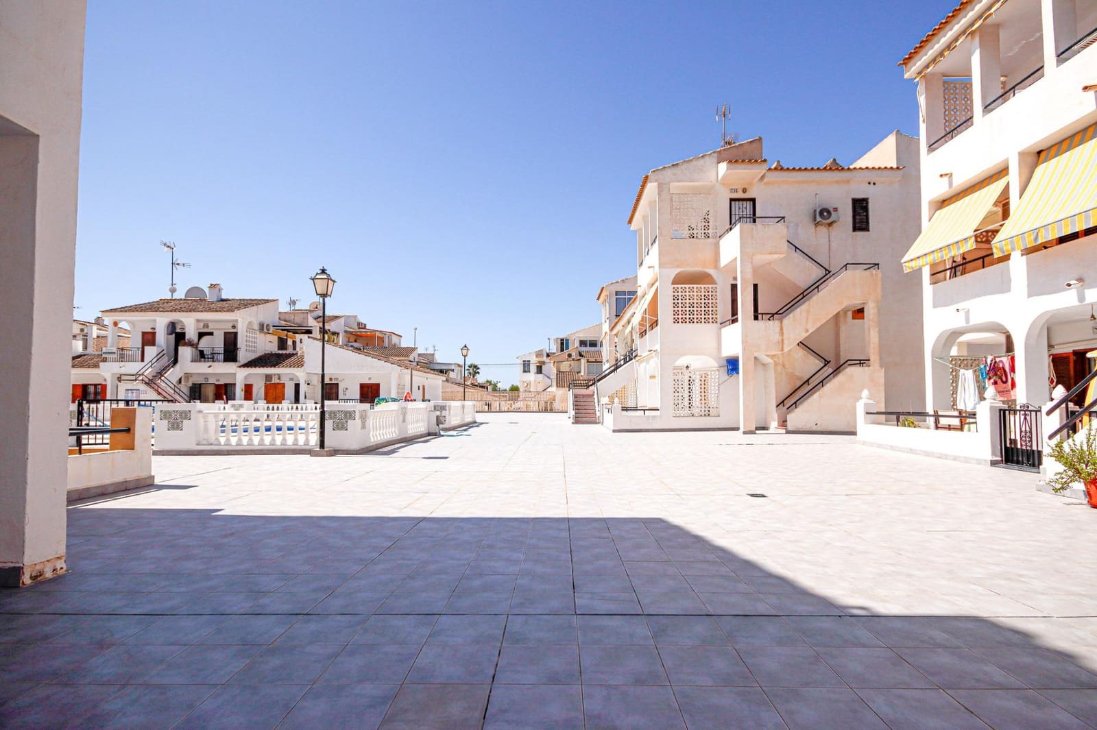 1 slaapkamer Bungalow voor vakantieverhuur in Torrevieja met zwembad - € 680 (Ref: 9648389)