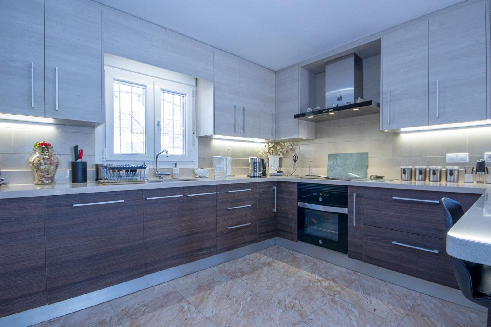 6 soverom Villa til salgs i Torrevieja med svømmebasseng garasje - € 930 000 (Ref: 9664031)