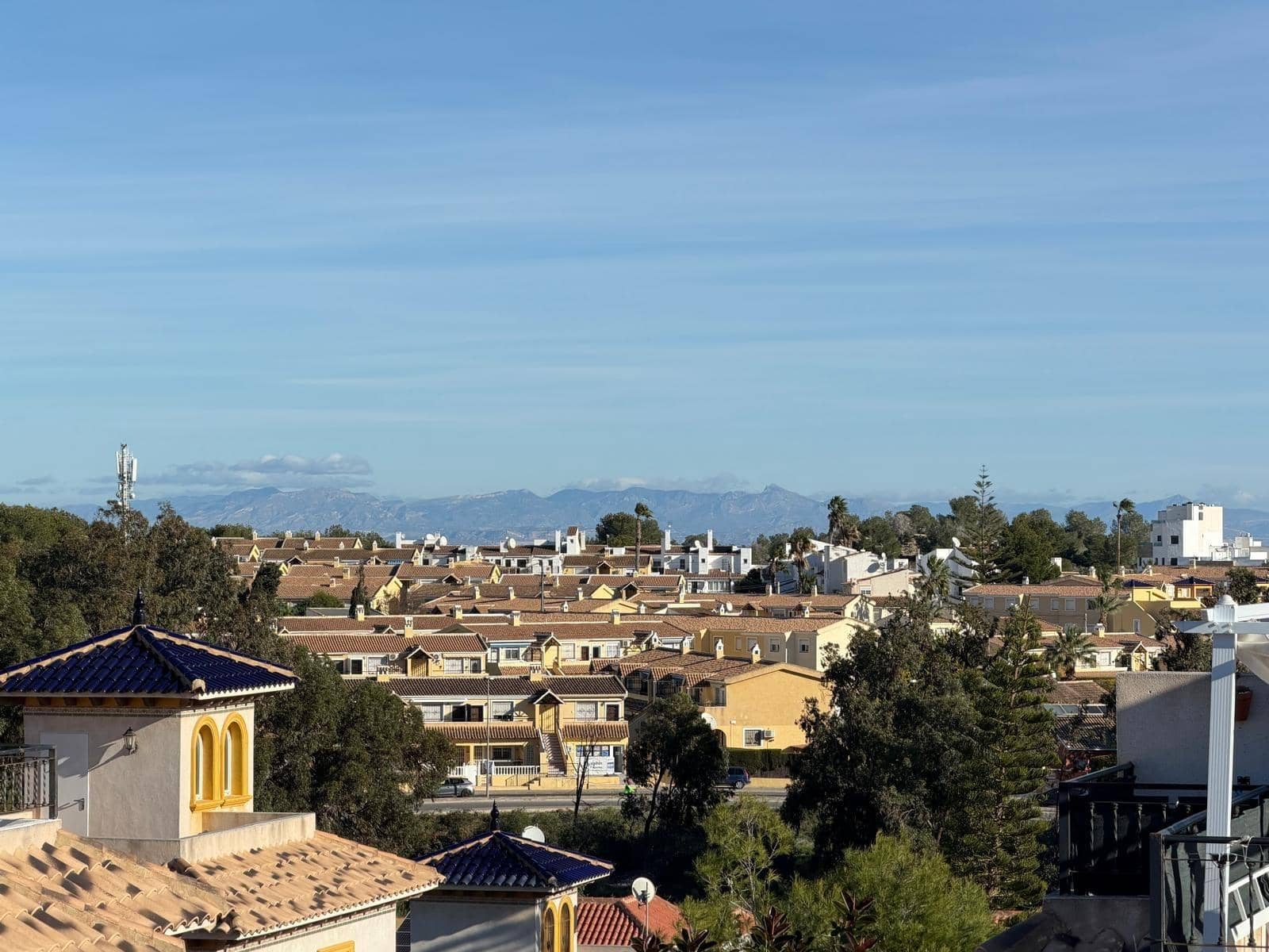 2 soveværelse Rækkehus til salg i Filipinas med swimmingpool garage - € 225.000 (Ref: 9674494)