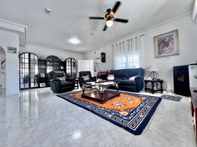 4 Zimmer Villa zu verkaufen in La Zenia, Orihuela mit Pool - 690.000 € (Ref: 9683562)