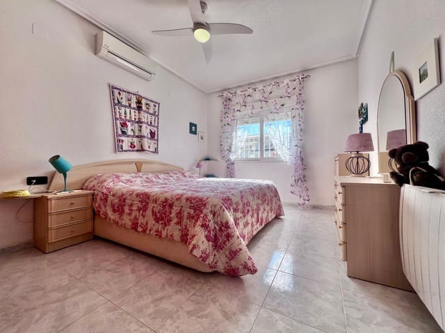 4 Zimmer Villa zu verkaufen in La Zenia, Orihuela mit Pool - 690.000 € (Ref: 9683562)