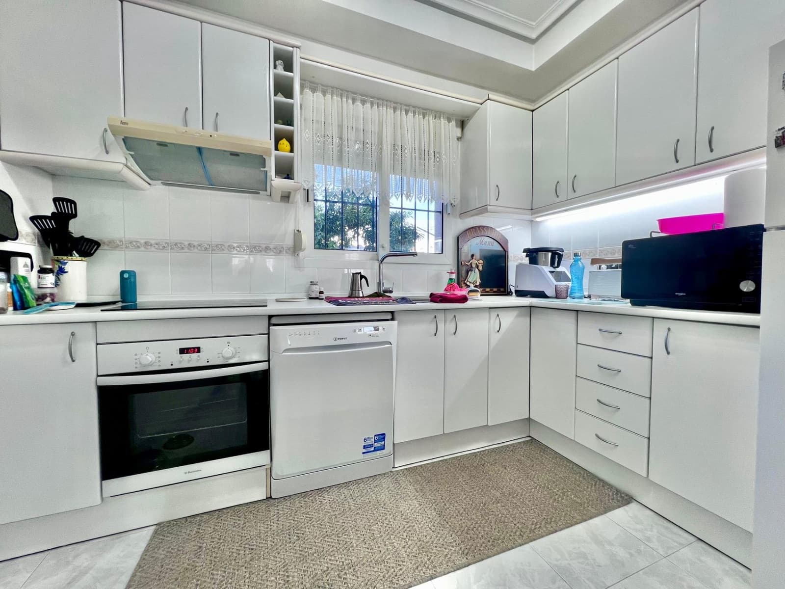 4 Zimmer Villa zu verkaufen in La Zenia mit Pool - 690.000 € (Ref: 9683562)