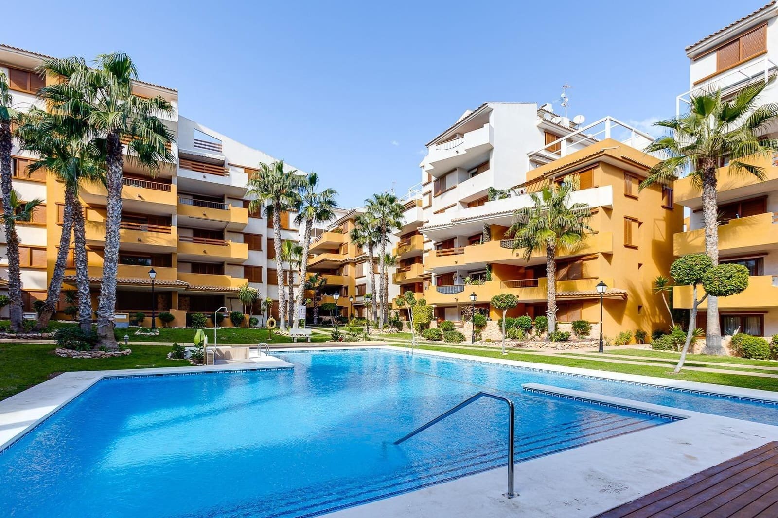 2 bedroom Apartment for sale in Punta Prima with pool garage - € 260,000 (Ref: 9720204)
