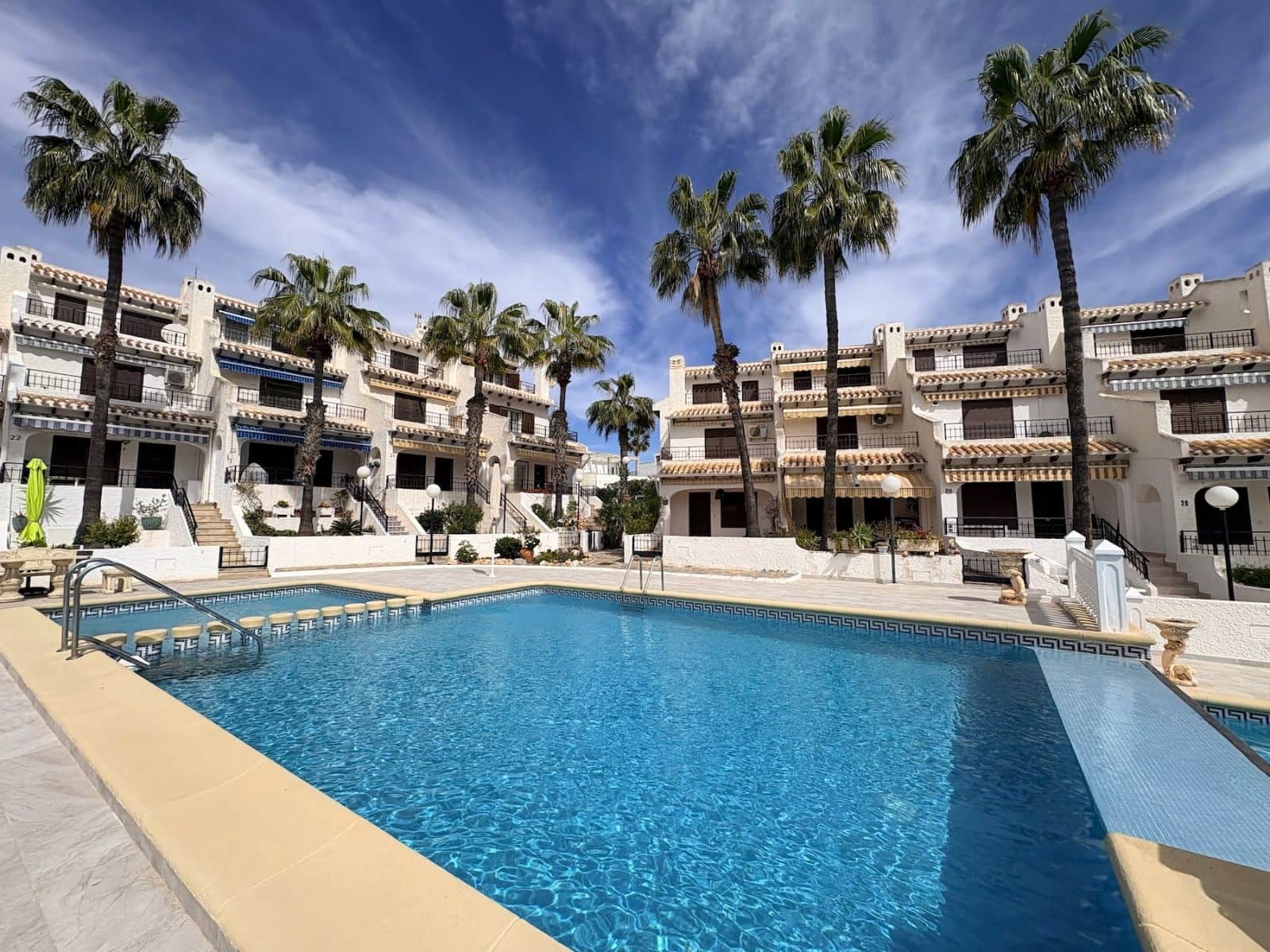 4 soveværelse Rækkehus til salg i Cabo Roig med swimmingpool - € 390.000 (Ref: 9729370)