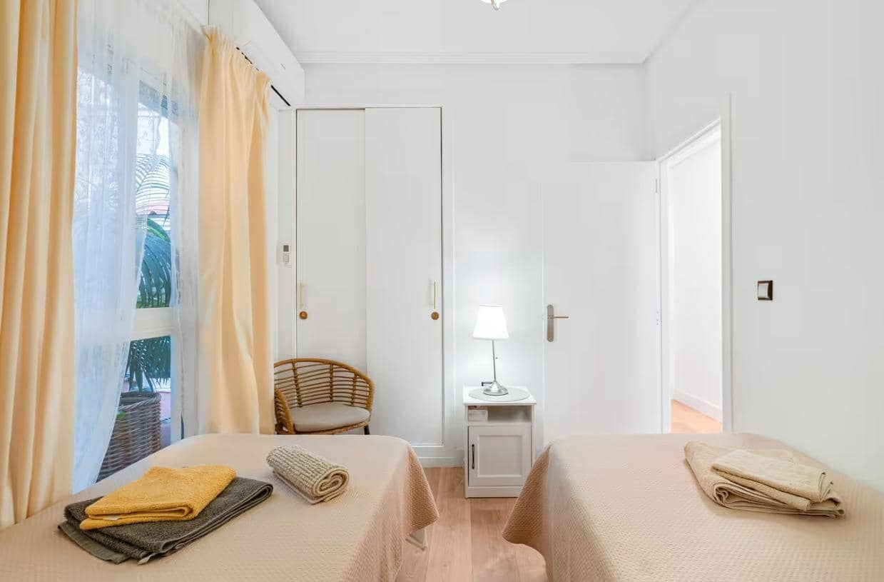 3 bedroom Apartment for holiday rental in Torrevieja with garage - € 595 (Ref: 9730277)