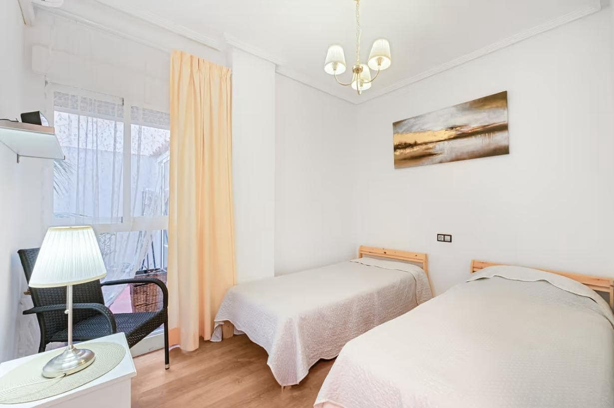 3 bedroom Apartment for holiday rental in Torrevieja with garage - € 595 (Ref: 9730277)