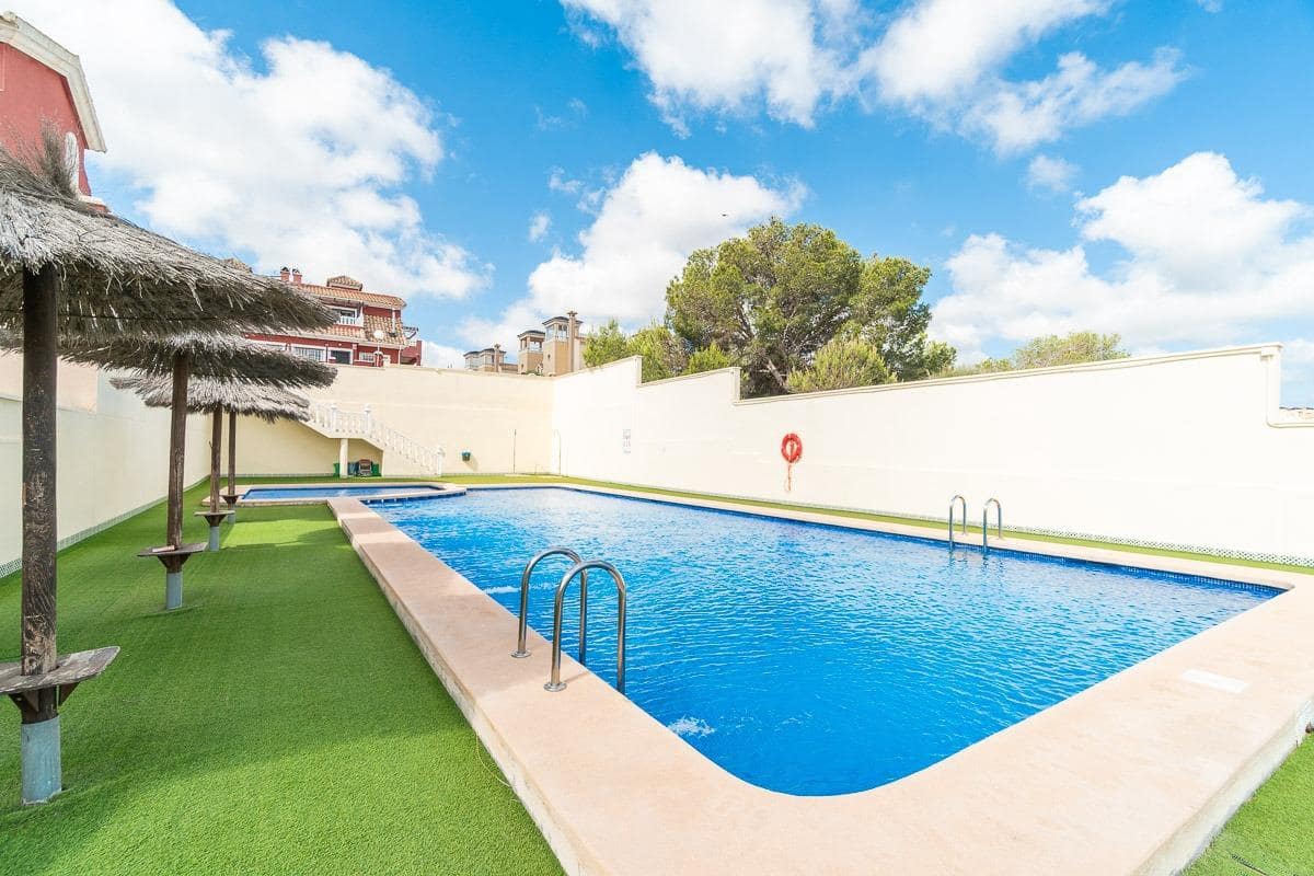 3 Zimmer Reihenhaus zu verkaufen in Orihuela Costa mit Pool - 242.000 € (Ref: 9814404)