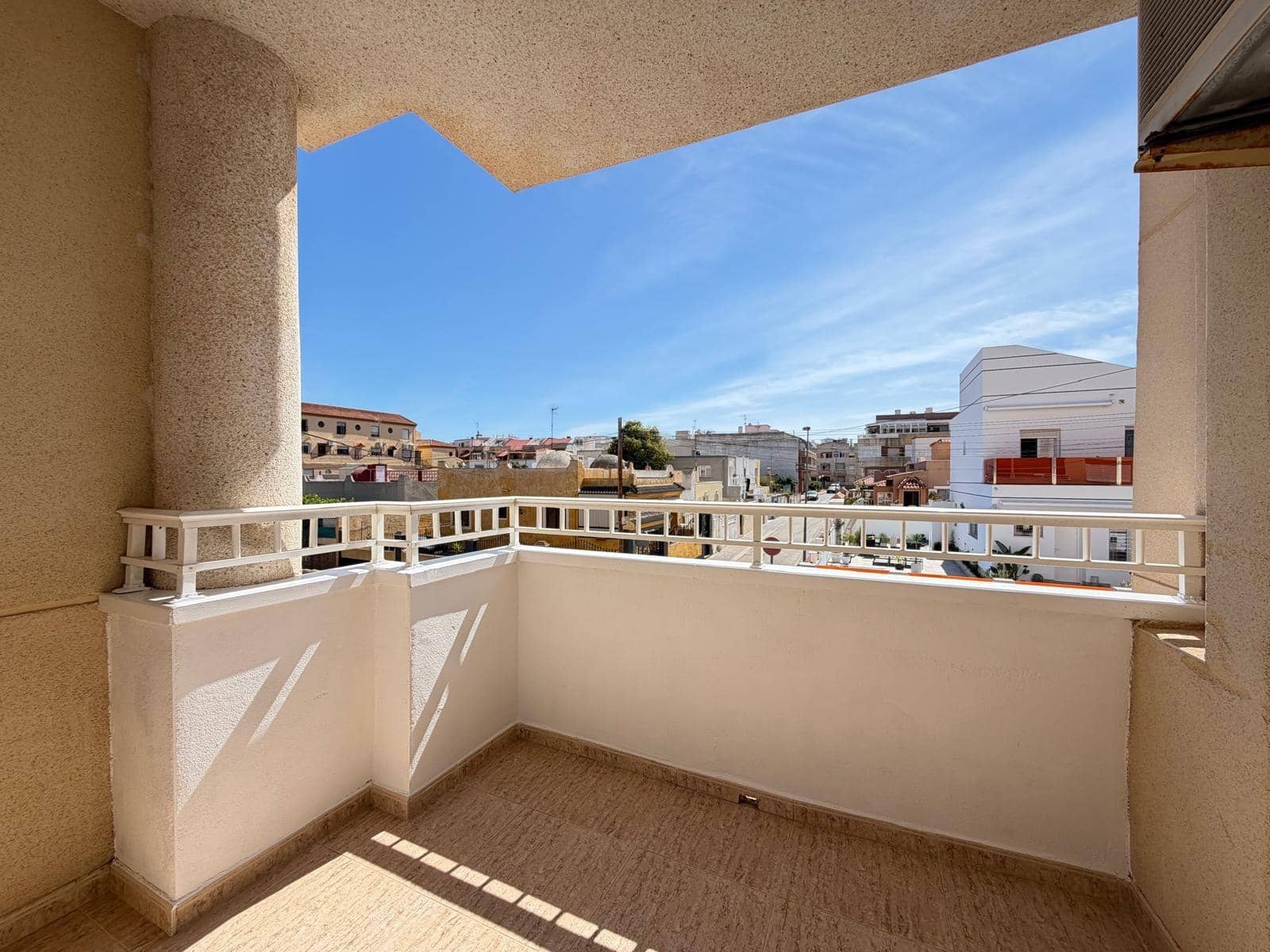 2 makuuhuone Huoneisto myytävänä paikassa Torrevieja mukana uima-altaan - 149 900 € (Ref: 9833926)