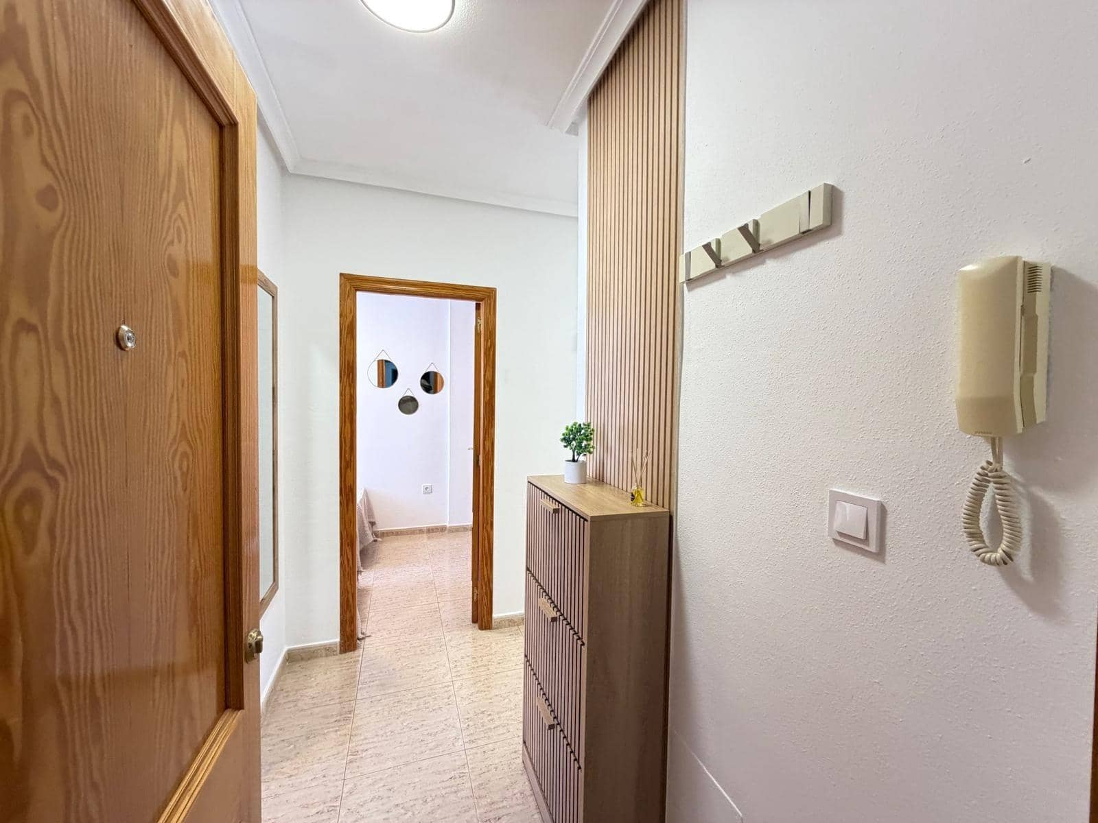2 makuuhuone Huoneisto myytävänä paikassa Torrevieja mukana uima-altaan - 149 900 € (Ref: 9833926)